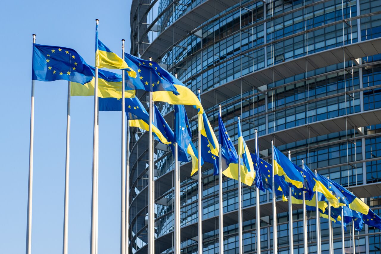 Ukrainska flaggor hissade utanför en EU-byggnad
