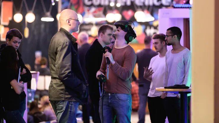 En bild på en student med VR-glasögon