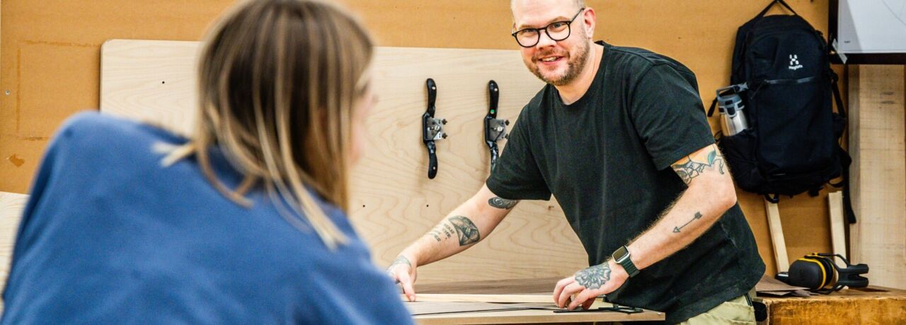 Man i möbelverkstad.