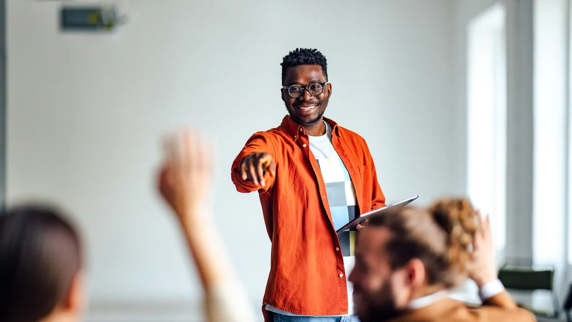 Lärare interagerar med elever.