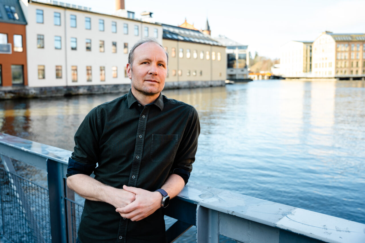 Porträtt av man vid strömmen