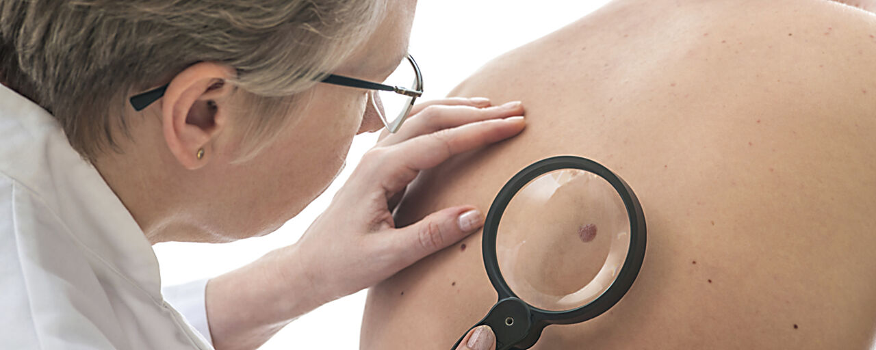 En bild på en undersökande doktor