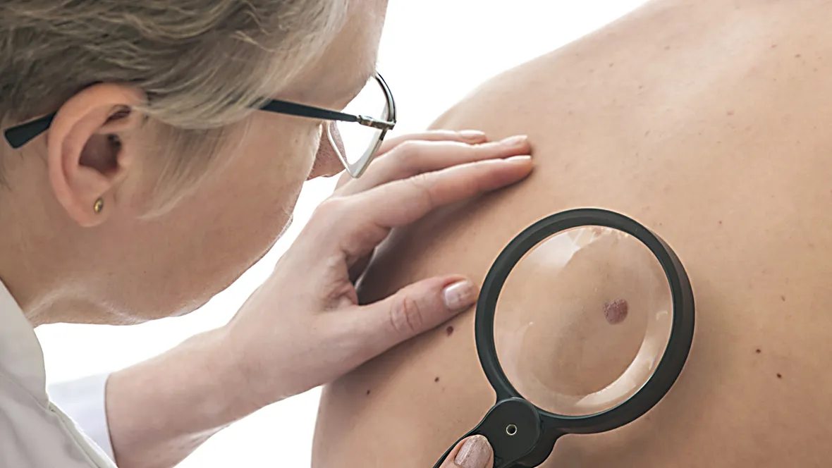 En bild på en undersökande doktor