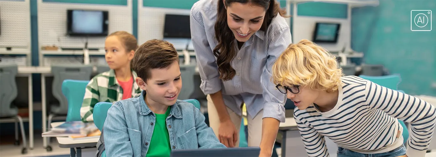 Lärare och barn i klassrum framför skärm, computers in the background