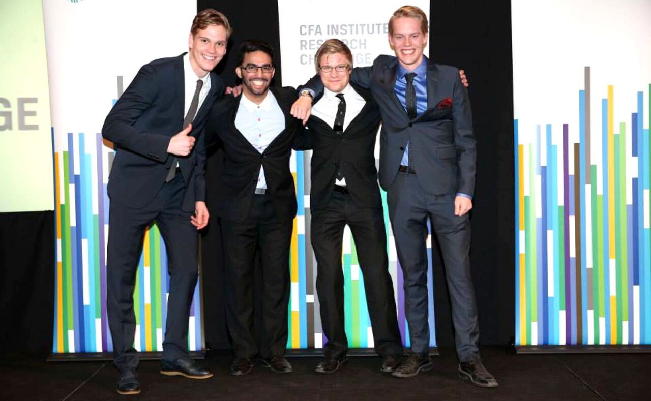 Gruppbild med vinnarna av CFA Research Challange; Fredrik Hellman, Anders Backman, Pontus Ferno och Philip Lilja.
