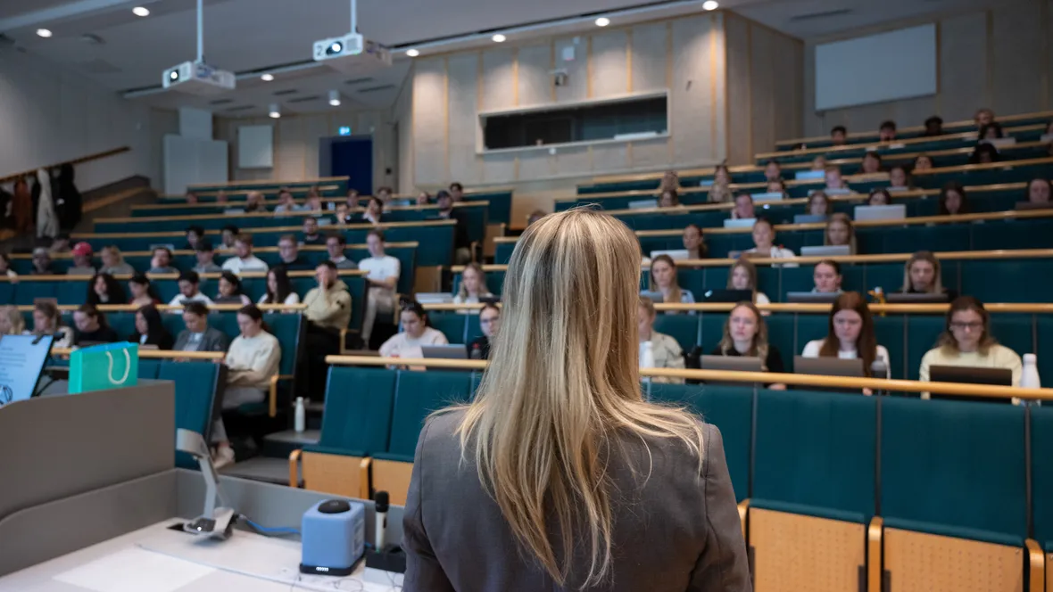 En bild på föreläsning i en stor föreläsningssal.