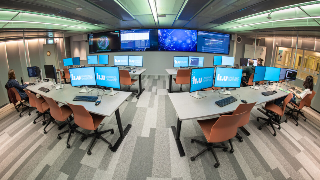 Datorsal med ett fåtal studenter.