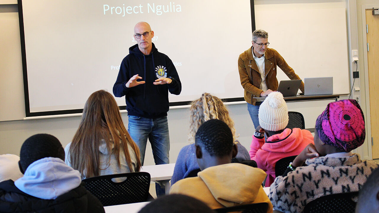 Två forskare föreläser.