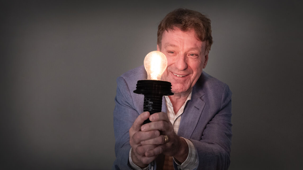 Forskare håller i lysande lampa.