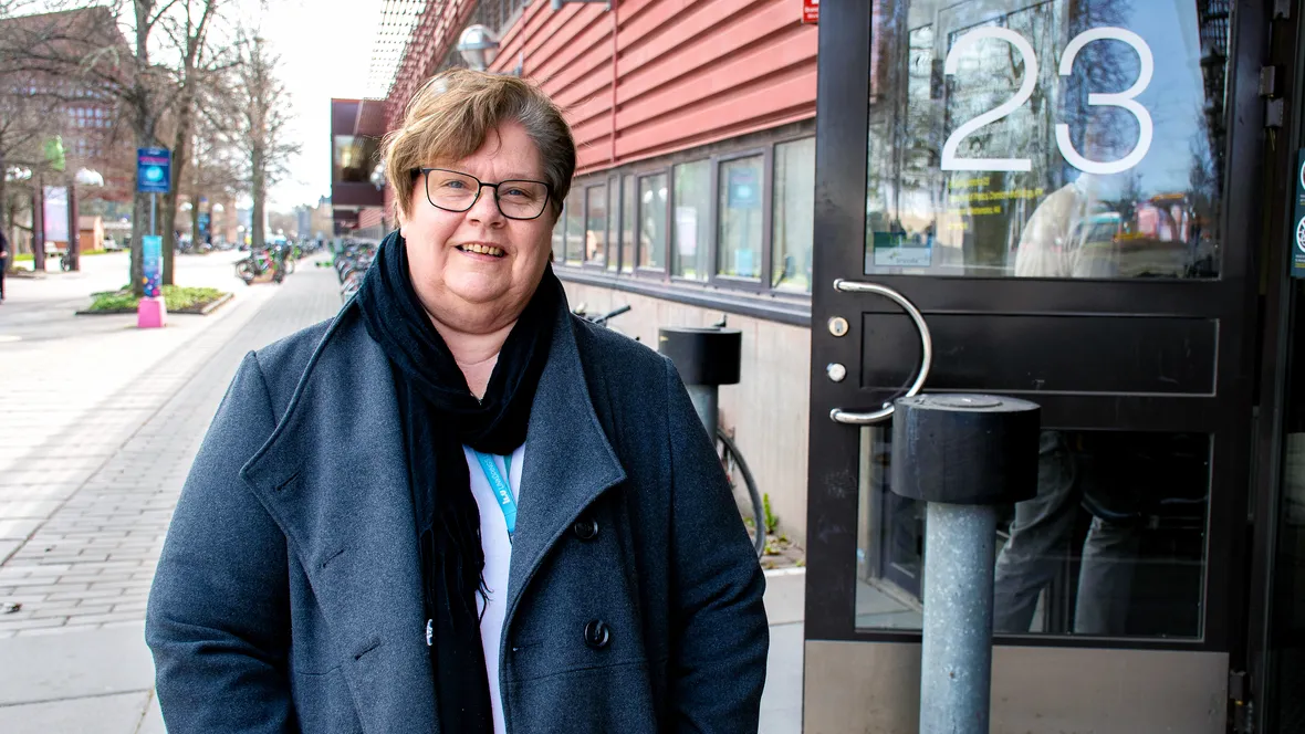 Lisbeth Hägg står utanför ingång 23 på Campus Valla. 