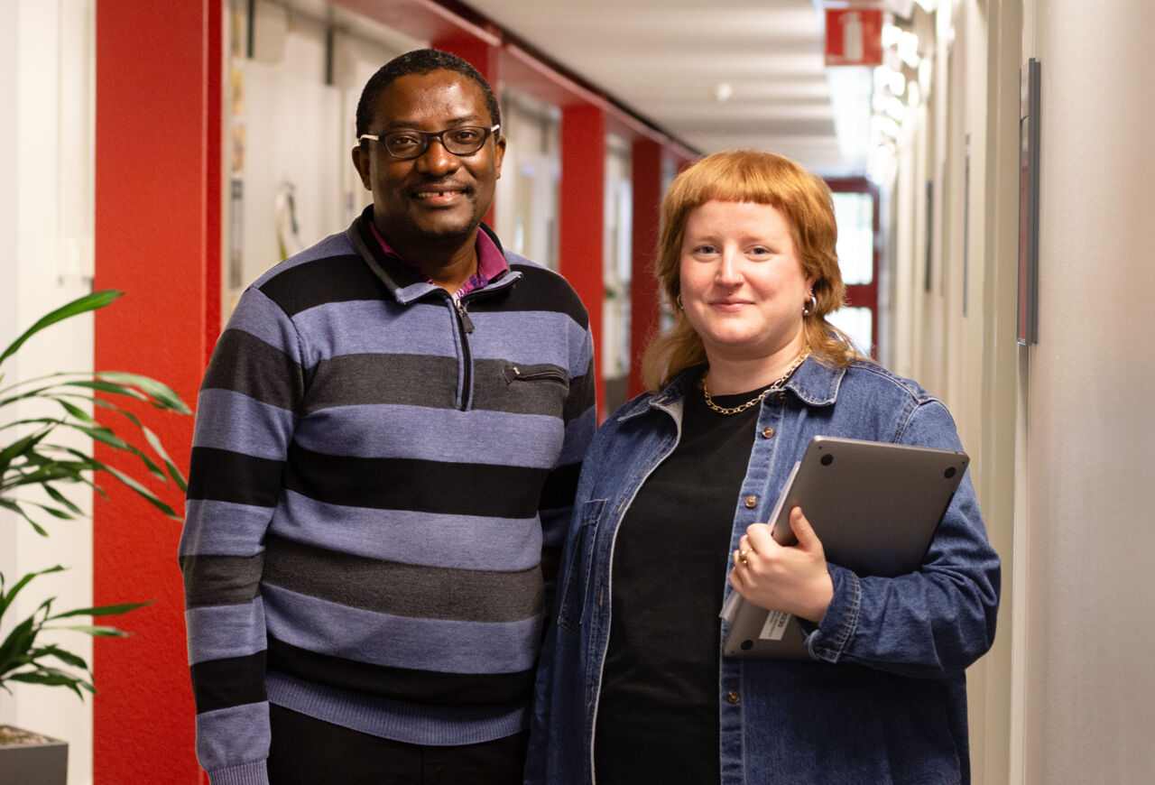 Porträtt av man och kvinna i en korridor