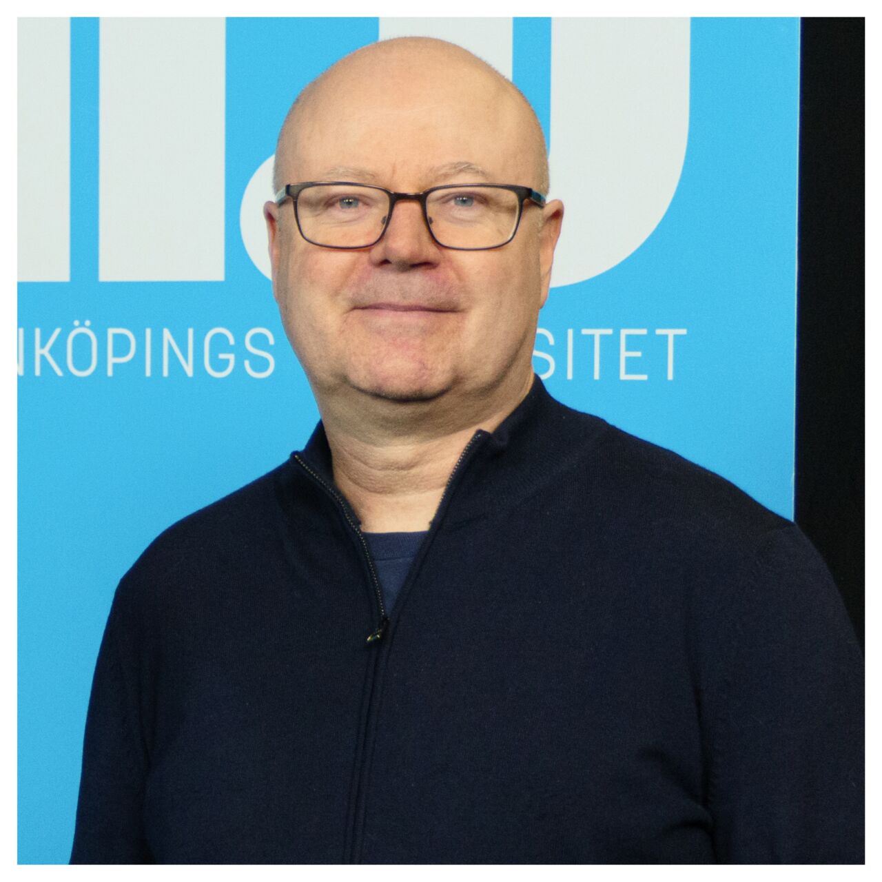 Avsnittsgäst Robert Thornberg tittar in i kameran.