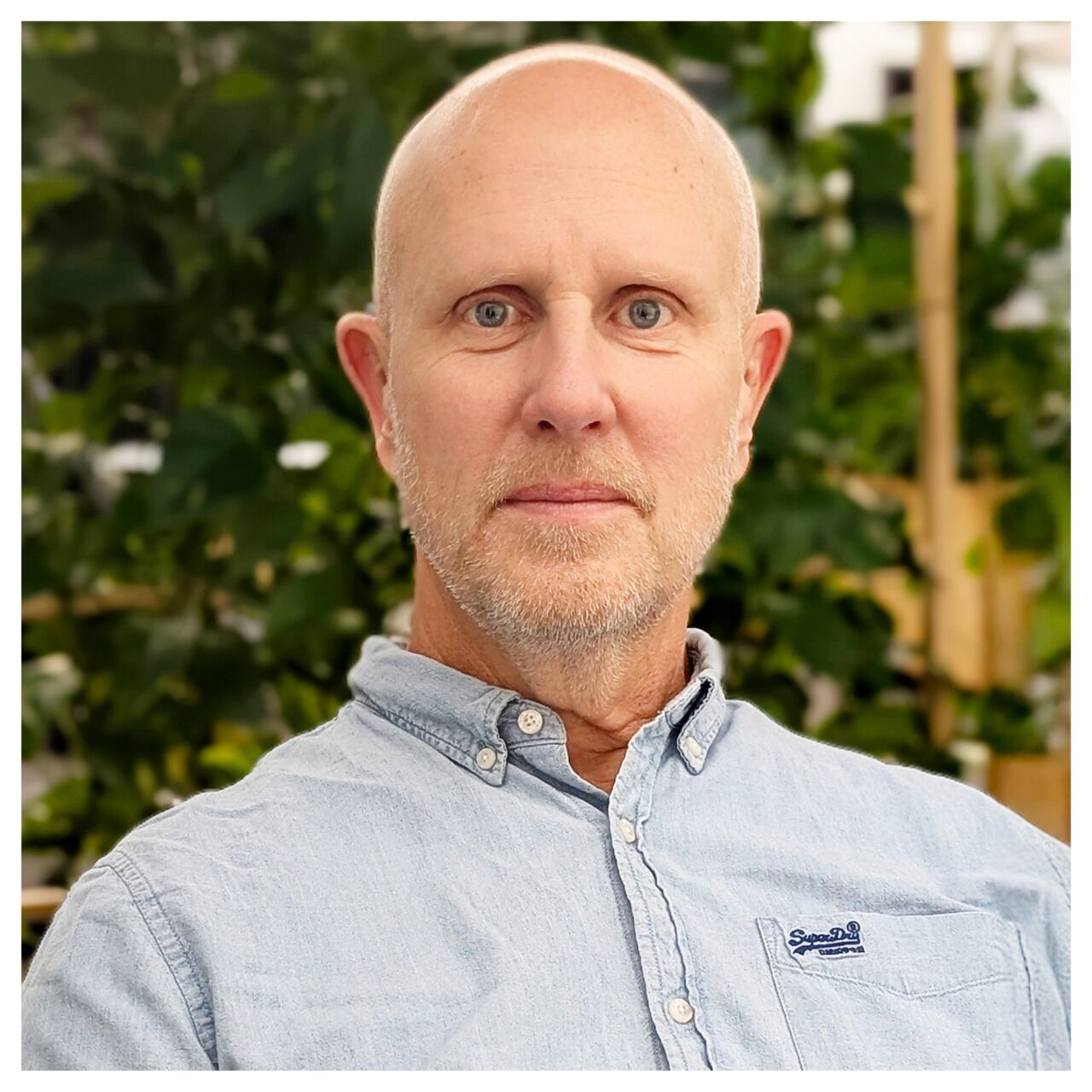 Avsnittsgäst Marcus Samuelsson tittar in i kameran.