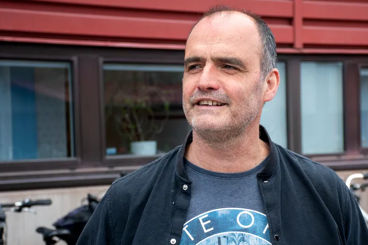 Murat Mirata, universitetslektor, utanför A-huset. 