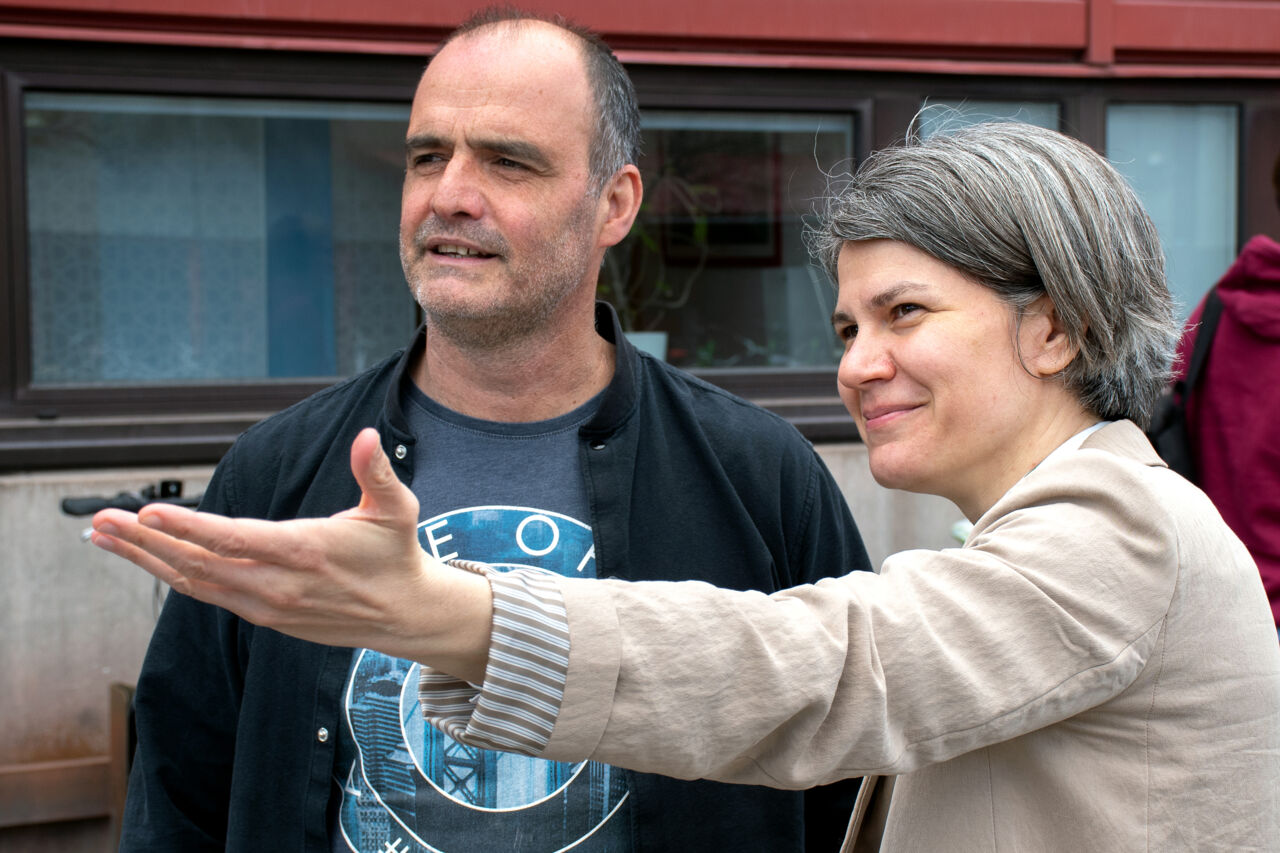 Murat Mirata, universitetslektor, och Marianna Lena Kambanou, biträdande universitetslektor, utanför A-huset. 