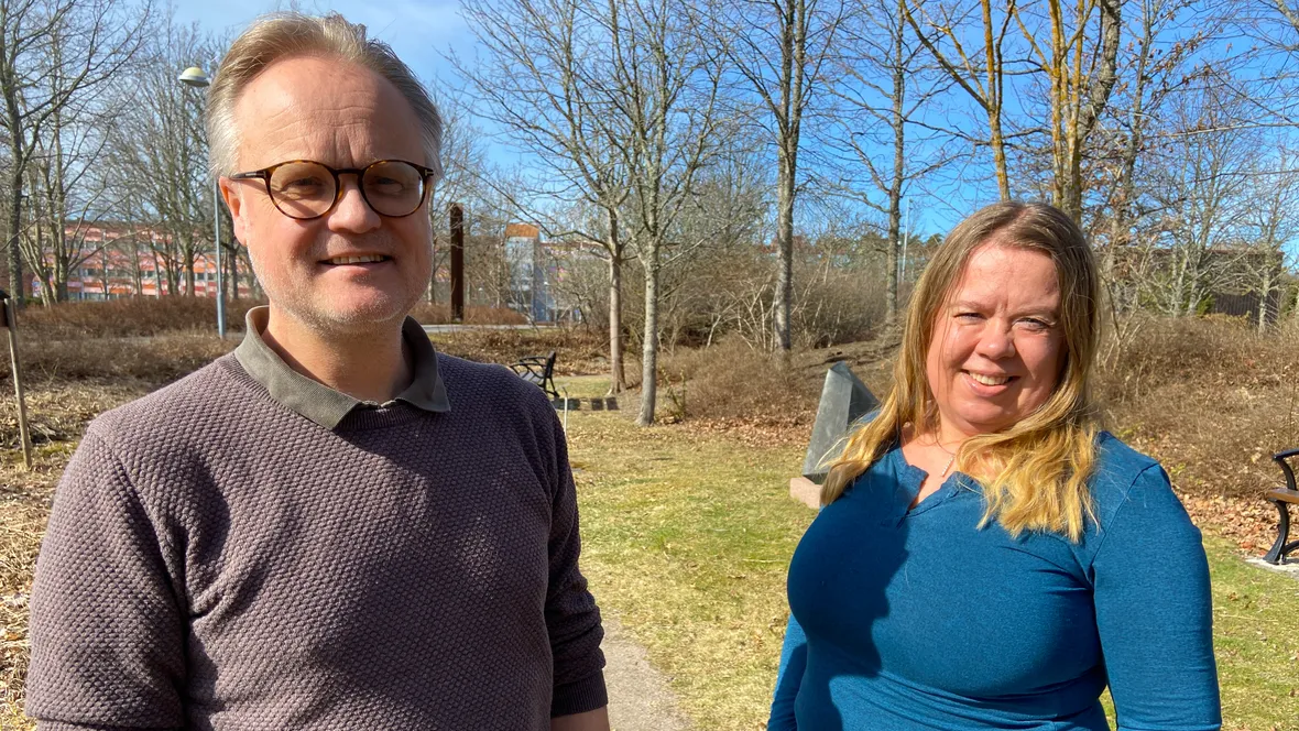 En man och en kvinna i en park.