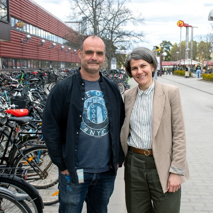 Murat Mirata, universitetslektor, och Marianna Lena Kambanou, biträdande universitetslektor, utanför A-huset. 