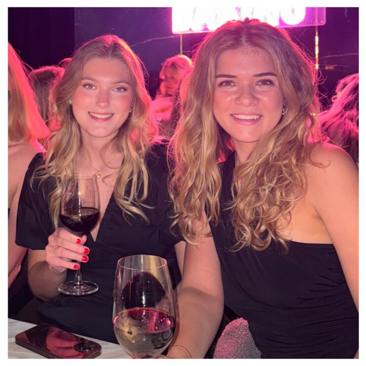 Avsnittsgäster Melanie Almgren och Caroline Campbell tittar in i kameran och ler.