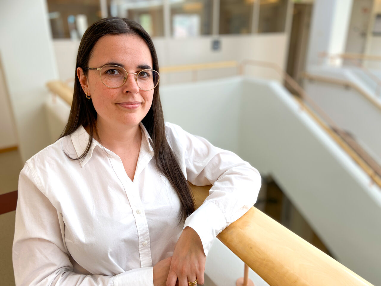 En kvinna i vit blus.