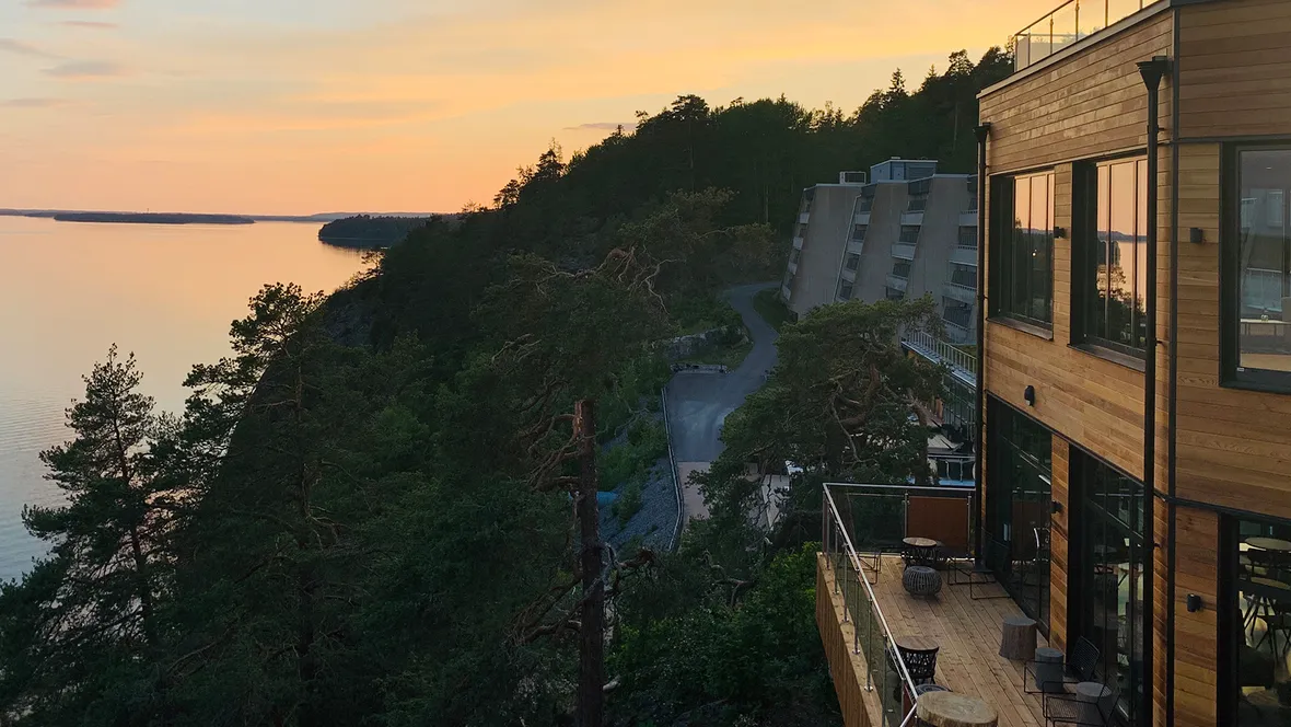 En vy över Vildmarkshotellet i Kolmården.