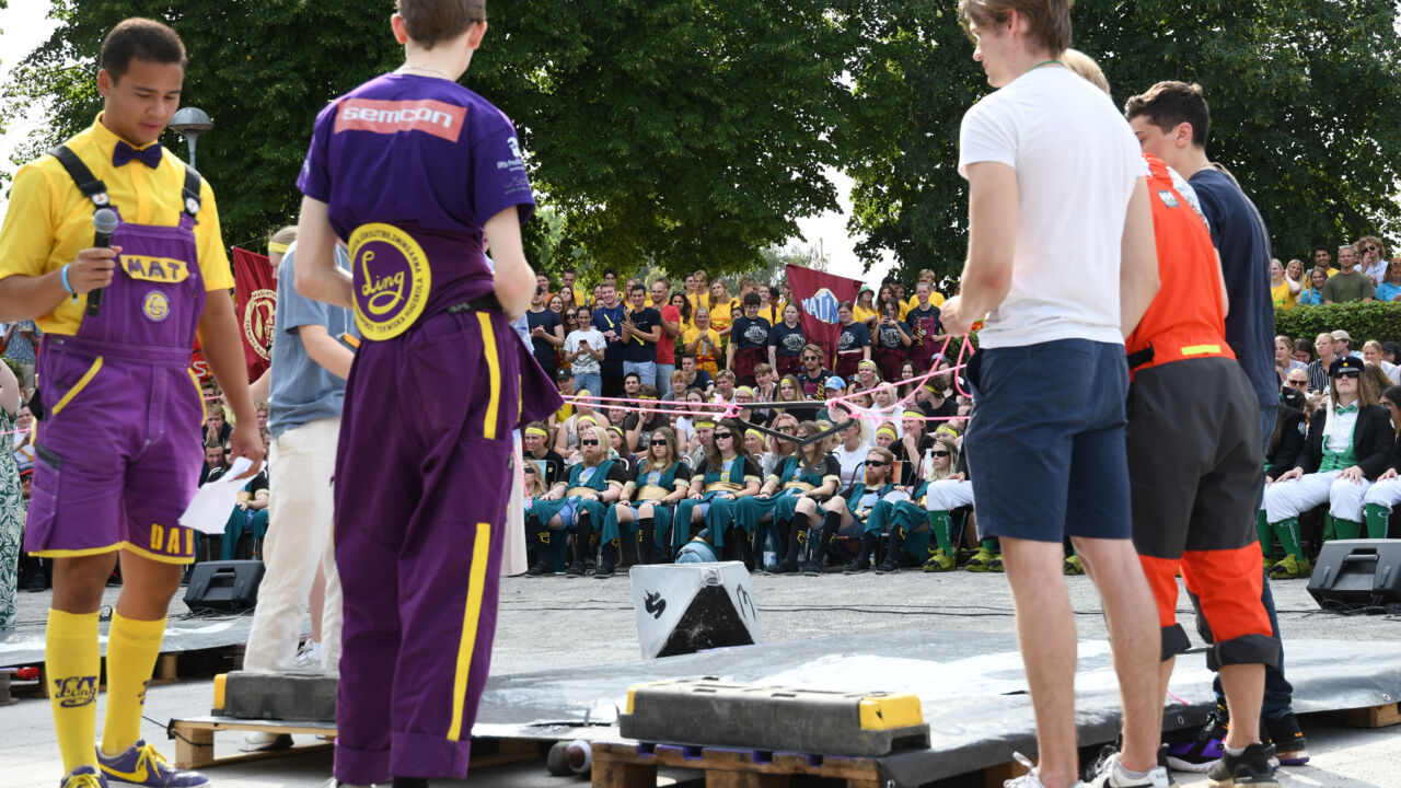 Picture of students during a lunch activity.
