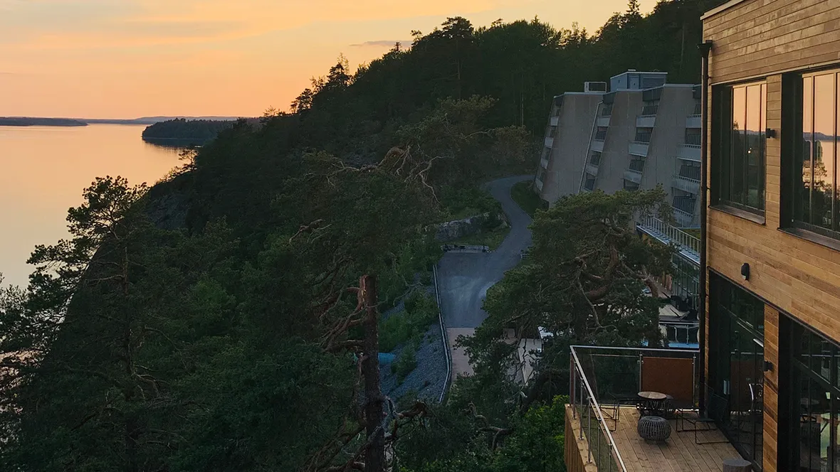 En vy över Vildmarkshotellet i Kolmården.