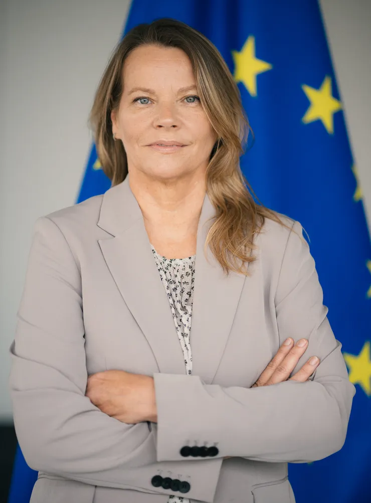 Helen Köpman framför EU-flaggan