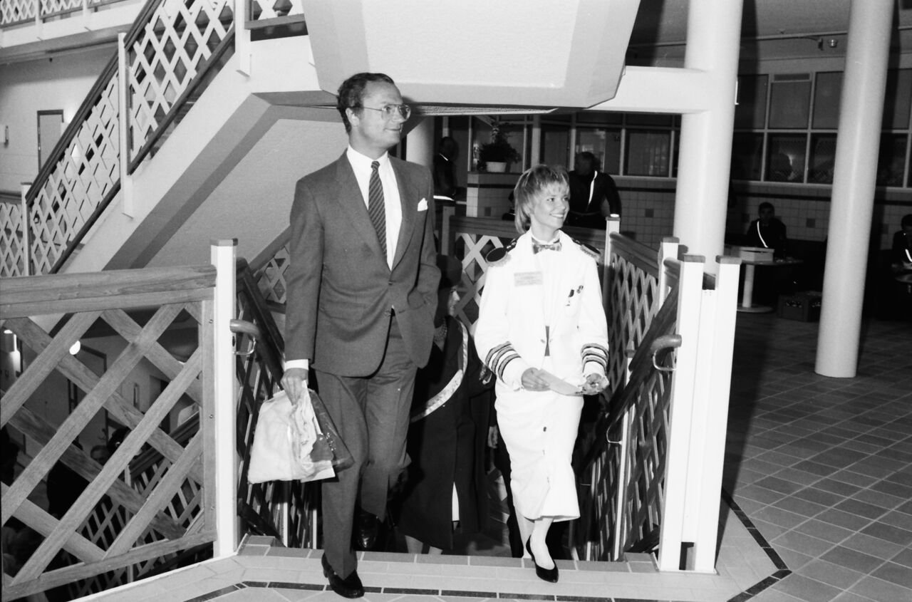 Sveriges kung och Helen Köpman går uppför en trappa i kårhuset Kårallen