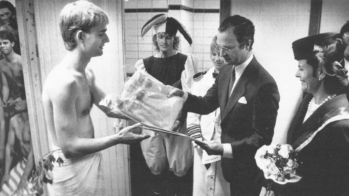 Kungen och drottningen och Helen Köpman framför en bastu full med Studentsångare iklädda handduk