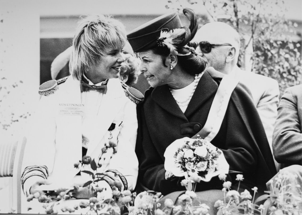 Helen Köpman och drottningen samtalar med huvuden tätt ihop