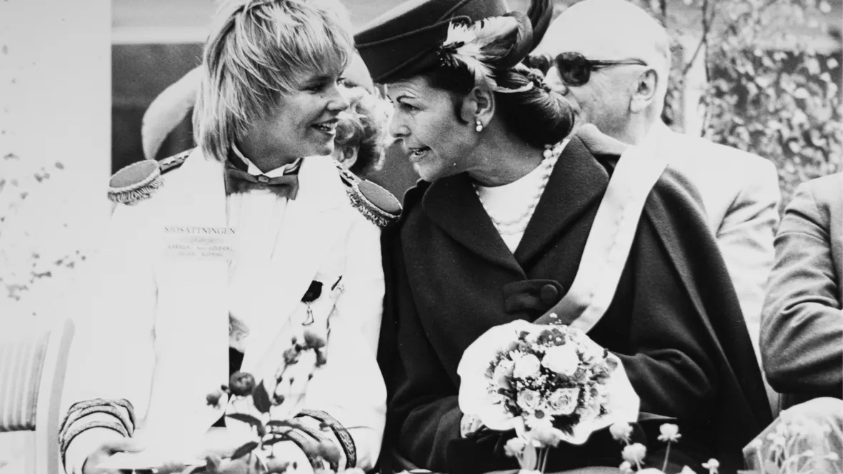 Helen Köpman och drottningen samtalar med huvuden tätt ihop