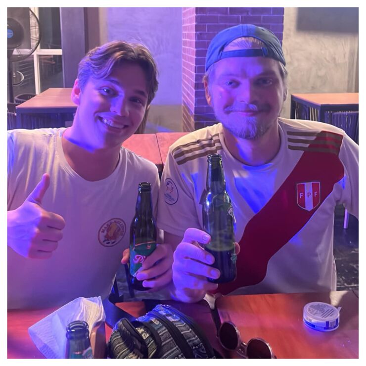 Avsnittsgäst Alexander Liukko sitter vid ett bord tillsammans med en vän och ler mot kameran.