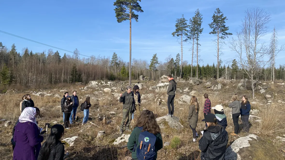 Studenter från masterprogrammet Science för Sustainable Development på exkursion i skogen