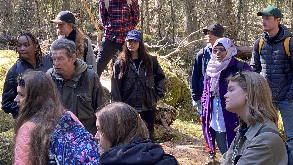 Studenter från masterprogrammet Science för Sustainable Development på exkursion i skogen