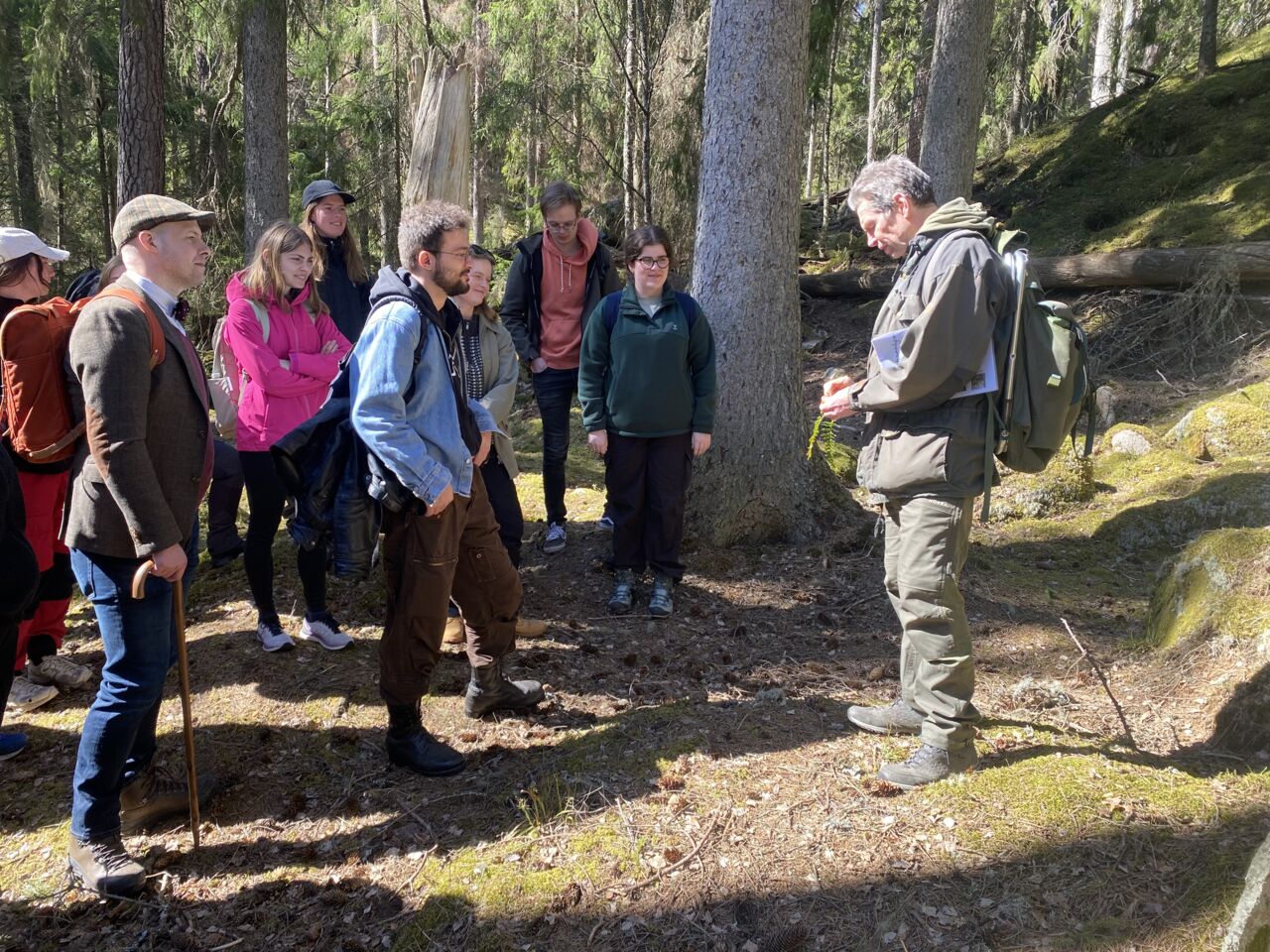 Studenter från masterprogrammet Science för Sustainable Development på exkursion i skogen