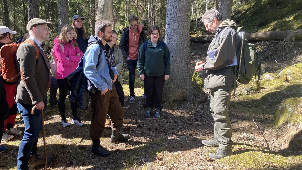 Studenter från masterprogrammet Science för Sustainable Development på exkursion i skogen