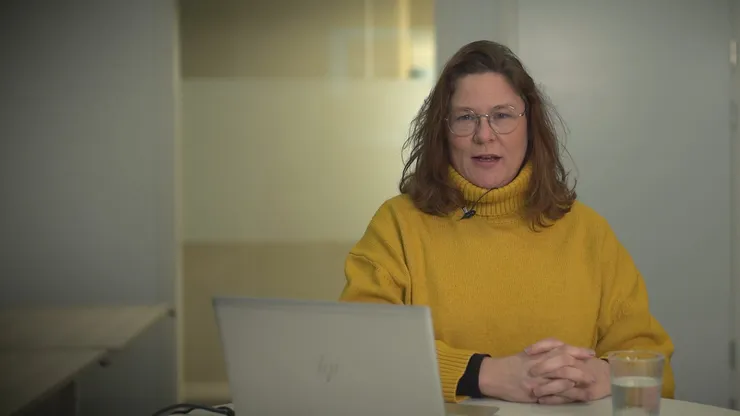 Föreläsare Charlotte Rothman framför en laptop.
