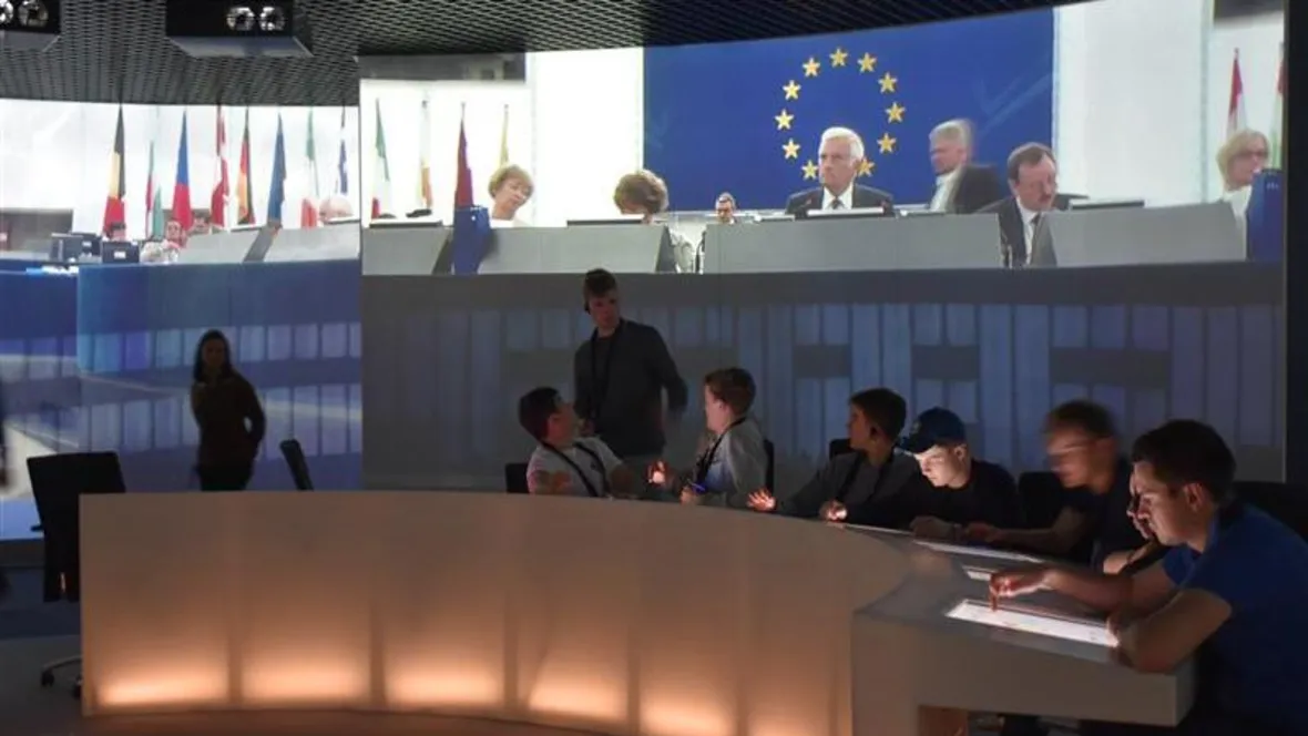 Studenter studerar framför en skärm med EU-flagga