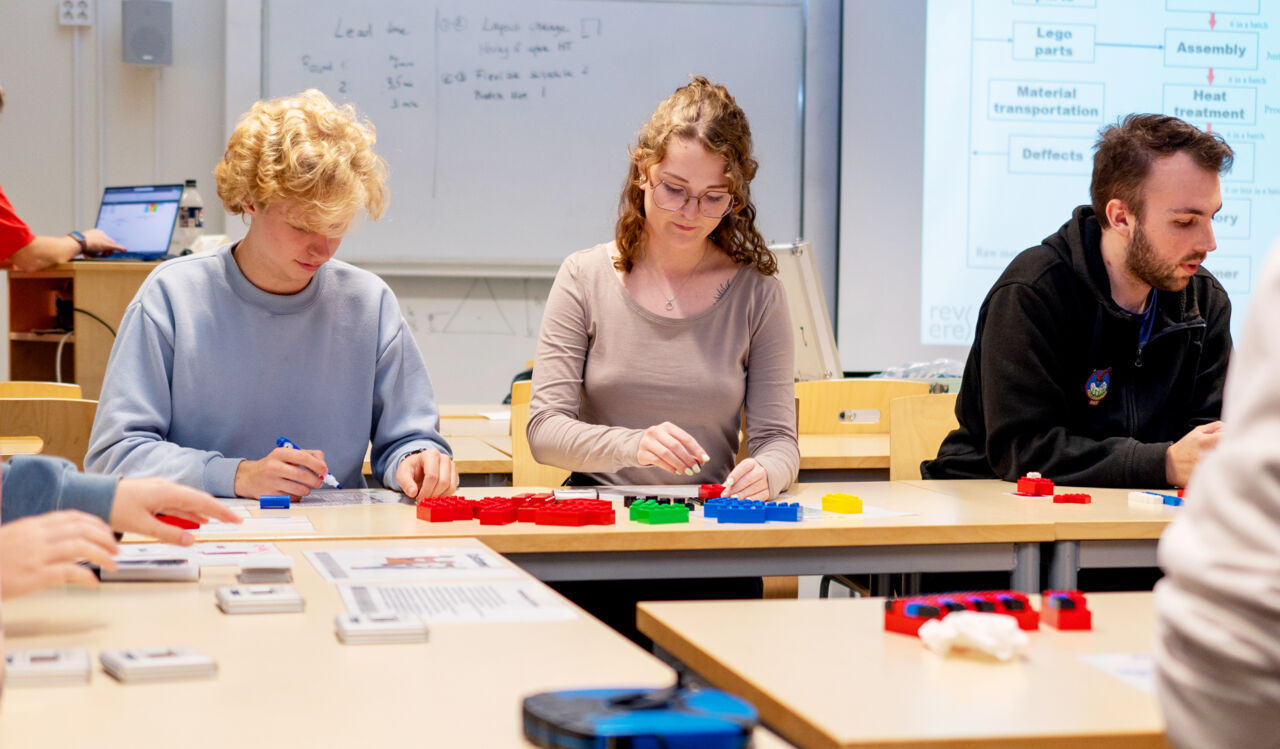 Studenter i verkstadsmiljö.