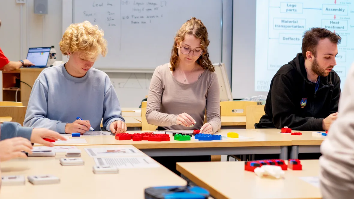 Studenter i verkstadsmiljö.