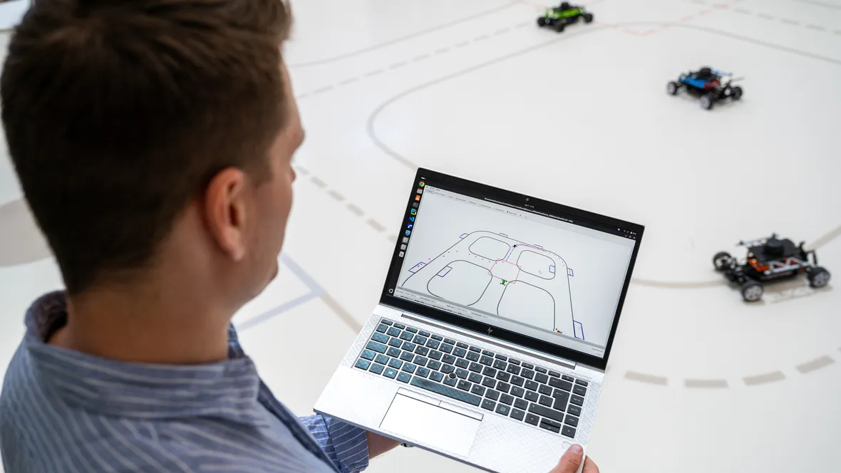 Theodor Westny visar en simulering av självkörande bilar.