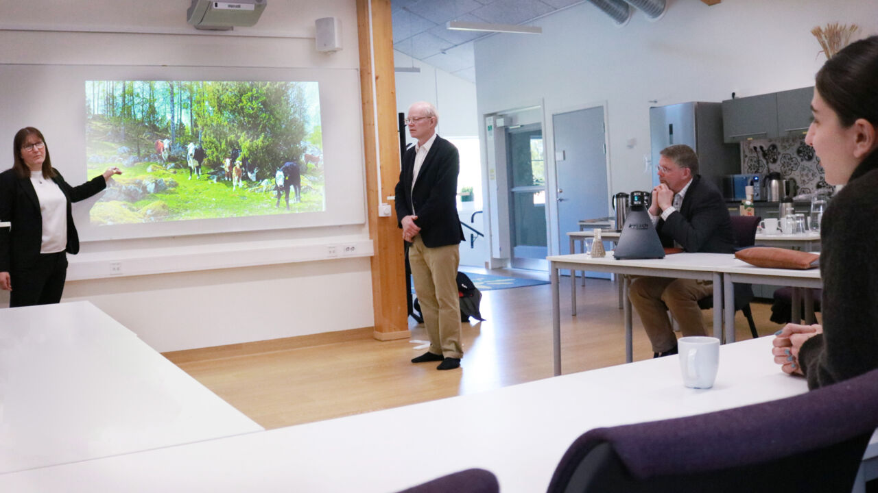 man och kvinna föreläser.