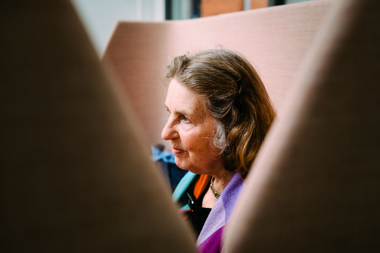 En kvinna sitter i en soffa.