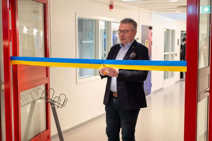 Matts Karlsson cuts the ribbon.