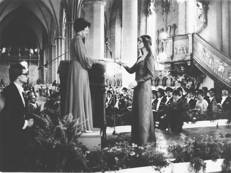 Nybliven doktor tar emot ett diplom i Linköpings domkyrka 1975.
