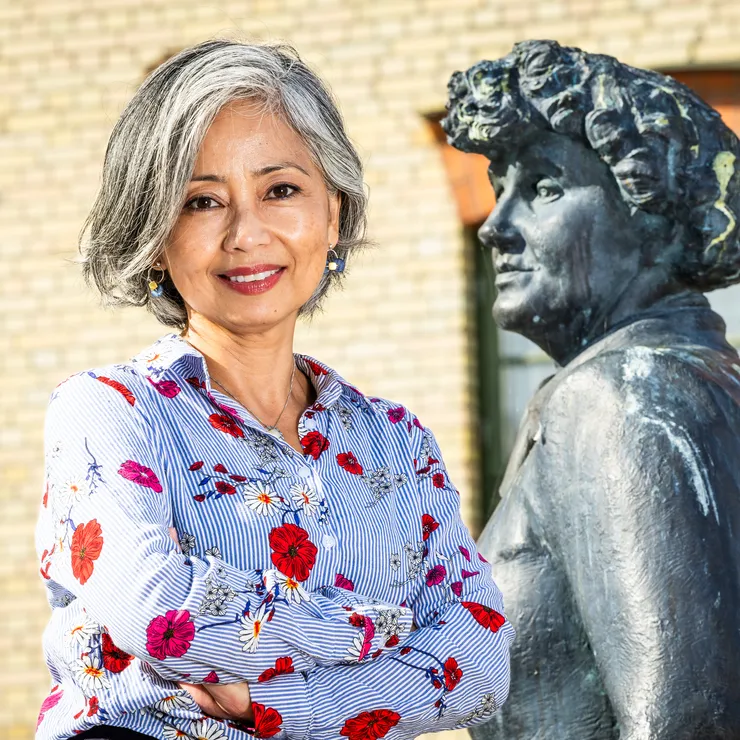 Neferti X. M. Tadiar  next to the sculpture of Moa Martinsson by Peter Linde.