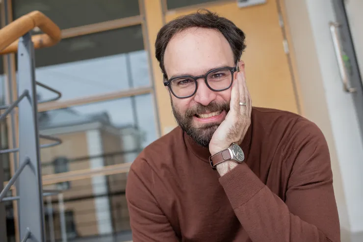 Headshot of  a smiling man.