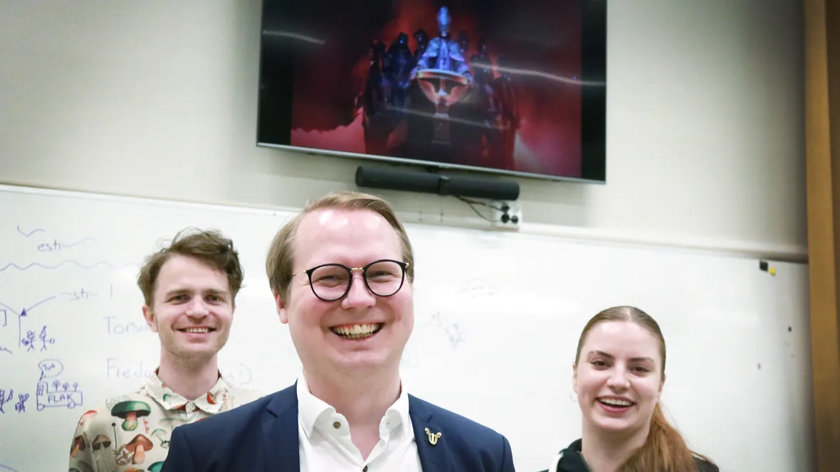 Två män, en kvinna.