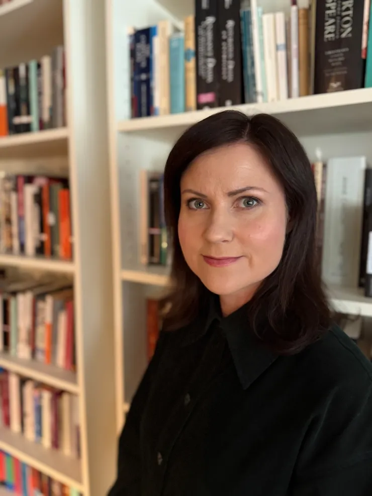Elin Käck informt of her bookshelf.