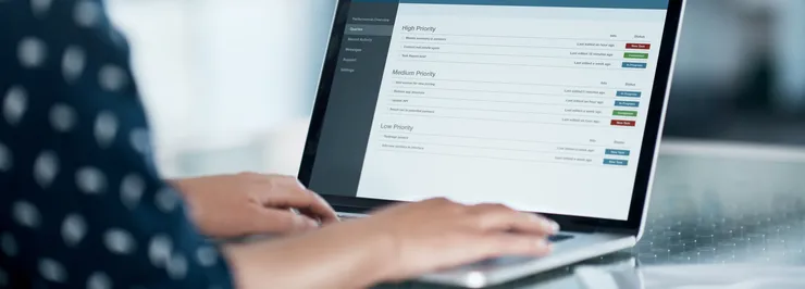 A woman working on her computor.
